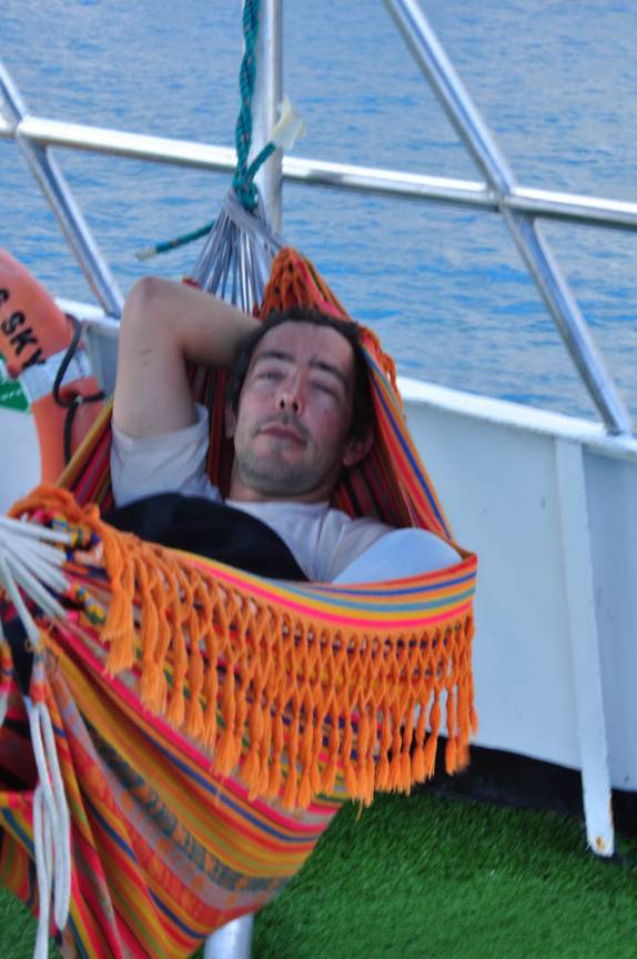Hora do descanço no sun deck do barco, na ilha de Wolf, em Galápagos